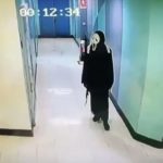 扮成“鬼脸杀手”金店 泰男偷完发现自己困店内-足球赛事-足球赛程-足球比分直播网